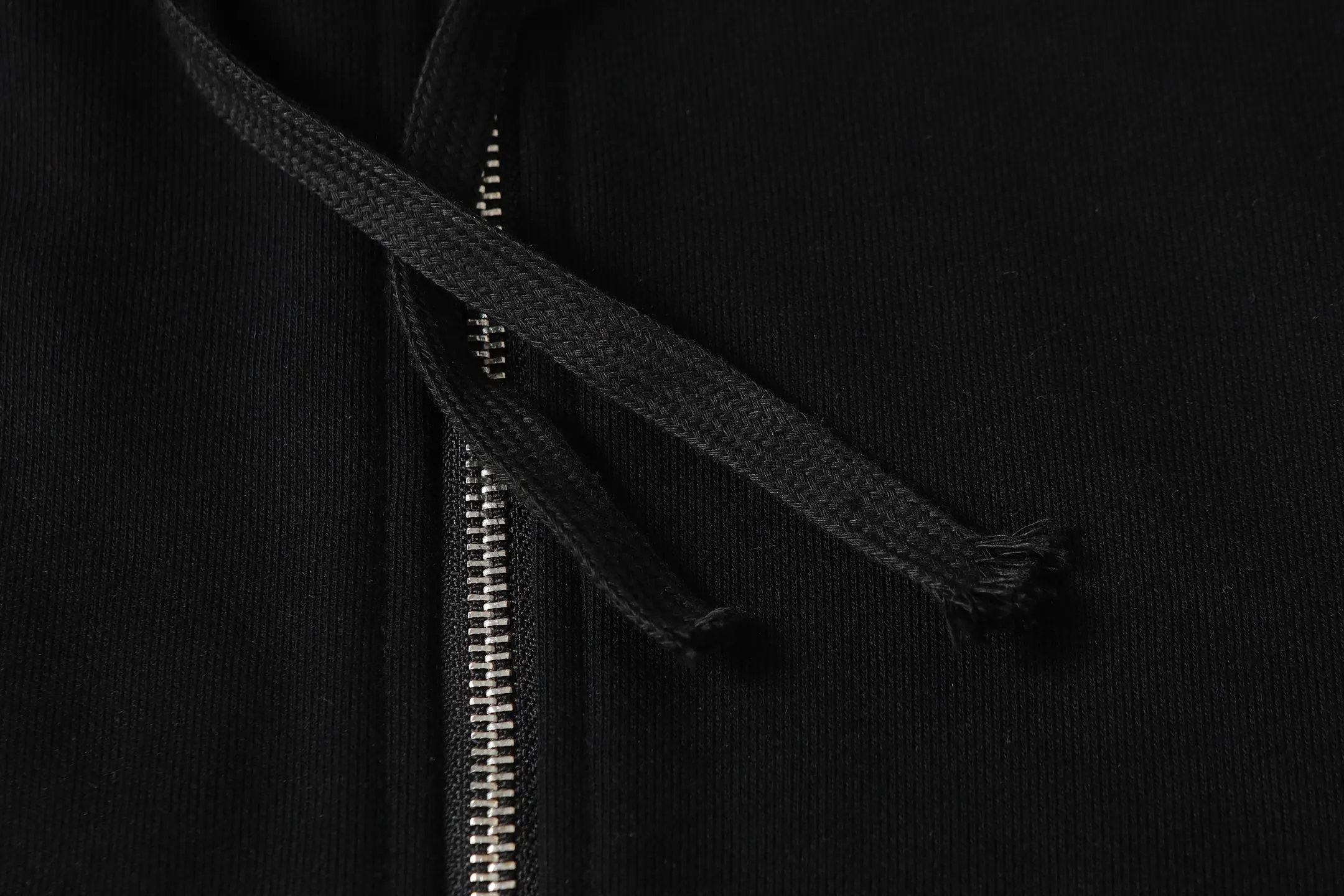 P260 02 cross-border model, please do not place an order if you pursue quality - Chrome Hearts/Chrome Hearts Horseshoe Sanskrit printed zipper sweatshirt cardigan jacket - High weight, high density and high quality. The wool is soft, delicate and skin-friendly. It feels soft and silky. It has excellent warmth and skin-friendly properties. - Custom-woven and dyed, no color difference. No matter the fabric or workmanship details, it beats the ordinary version on the market. - Hardware zipper accessories are all customized, full of details - Color: black white -Size: S M L XL